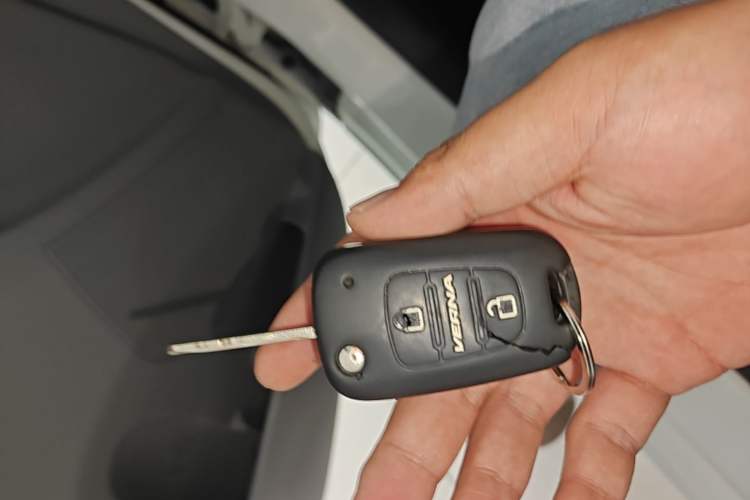 Used Hyundai Verna (older generation) 2016 1.4L Manual Smart GLS Trim Vehicle Key