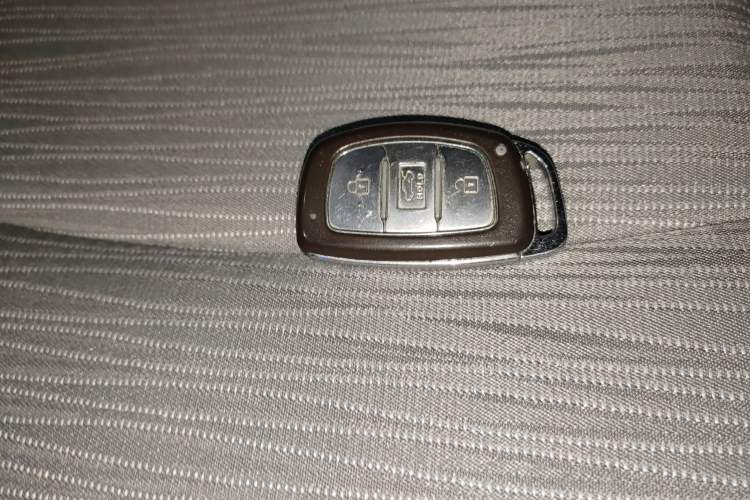 Used Hyundai Verna (older generation) 2016 1.4L Automatic Leading-Edge GLX Vehicle Key