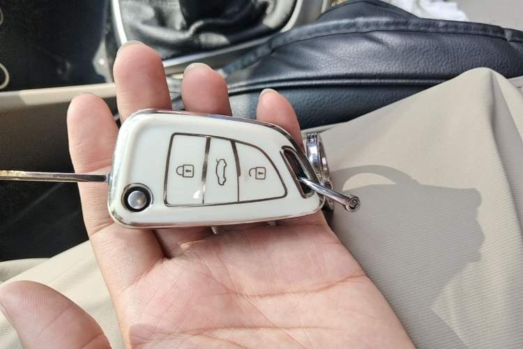 Used Hyundai Verna (older generation) 2016 1.4L Manual Smart GLS Trim Vehicle Key