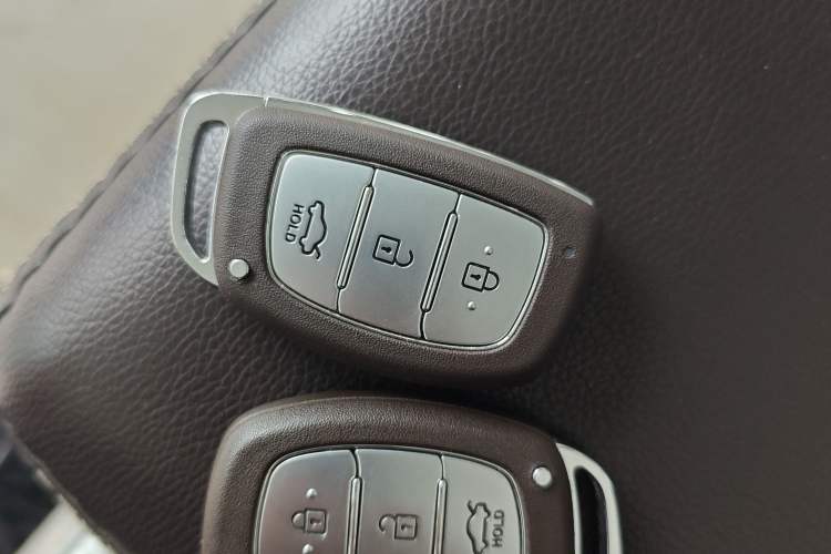 Used Hyundai Verna (older generation) 2016 1.4L Automatic Leading-Edge GLX Vehicle Key