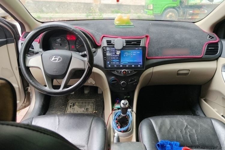 Used Hyundai Verna (older generation) 2016 1.4L Manual Smart GLS Trim Center Console