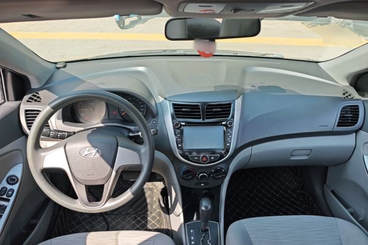 Used Hyundai Verna (older generation) 2016 1.4L Automatic Smart GLS Center Console