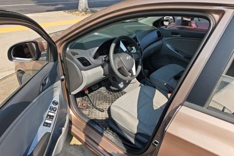 Used Hyundai Verna (older generation) 2016 1.4L Automatic Smart GLS Driver Seat