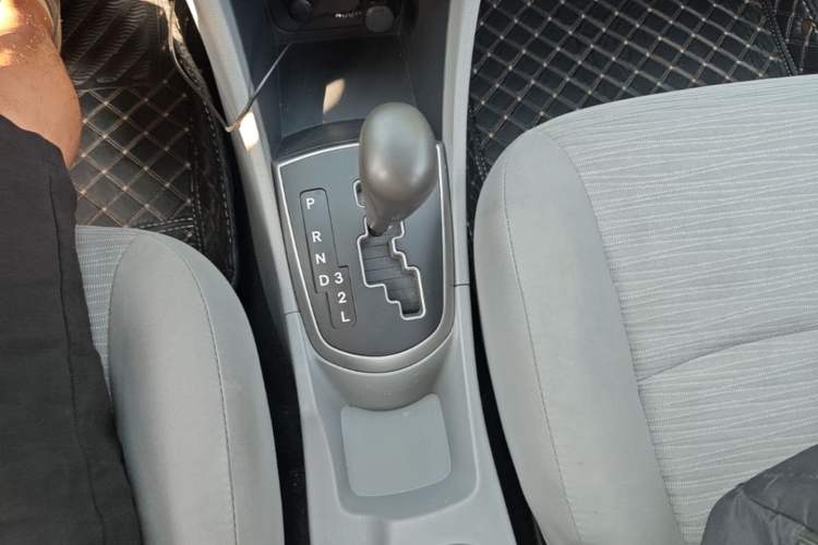 Used Hyundai Verna (older generation) 2016 1.4L Automatic Smart GLS Gear Lever