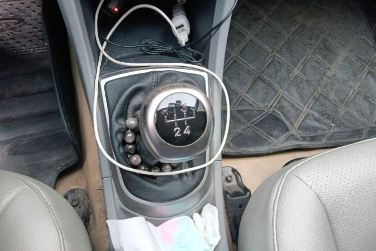 Used Hyundai Verna (older generation) 2016 1.4L Manual Smart GLS Trim Gear Lever