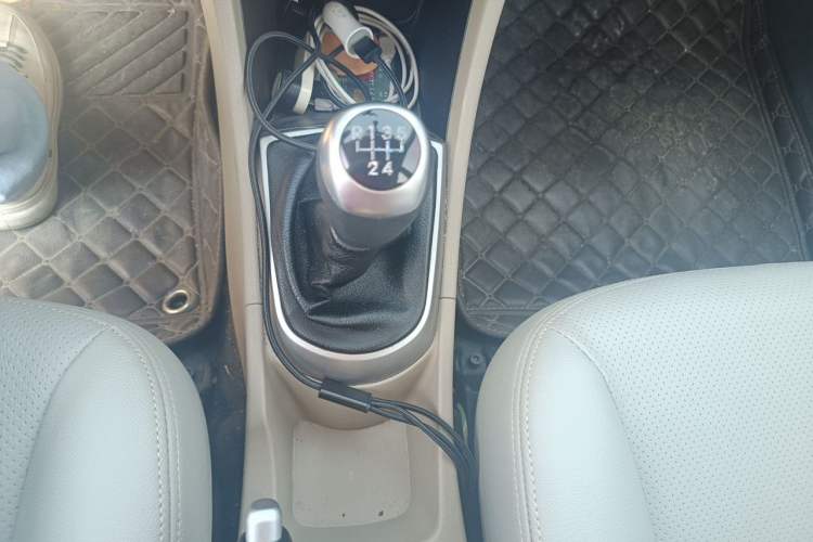 Used Hyundai Verna (older generation) 2016 1.4L Manual Smart GLS Trim Gear Lever
