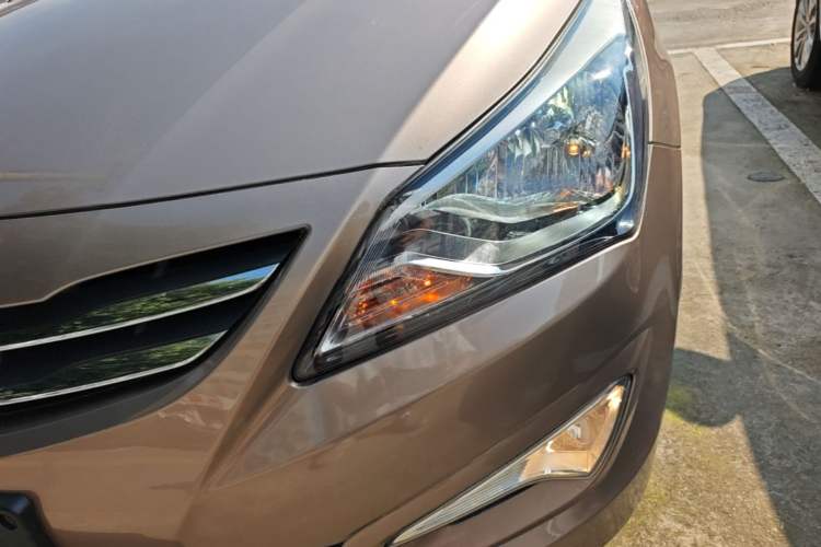 Used Hyundai Verna (older generation) 2016 1.4L Automatic Smart GLS Left Front Headlight
