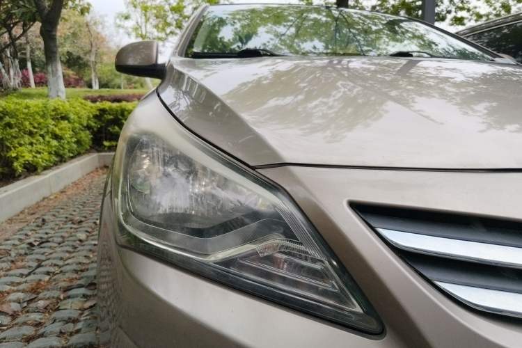 Used Hyundai Verna (older generation) 2016 1.4L Manual Smart GLS Trim Right Front Headlight