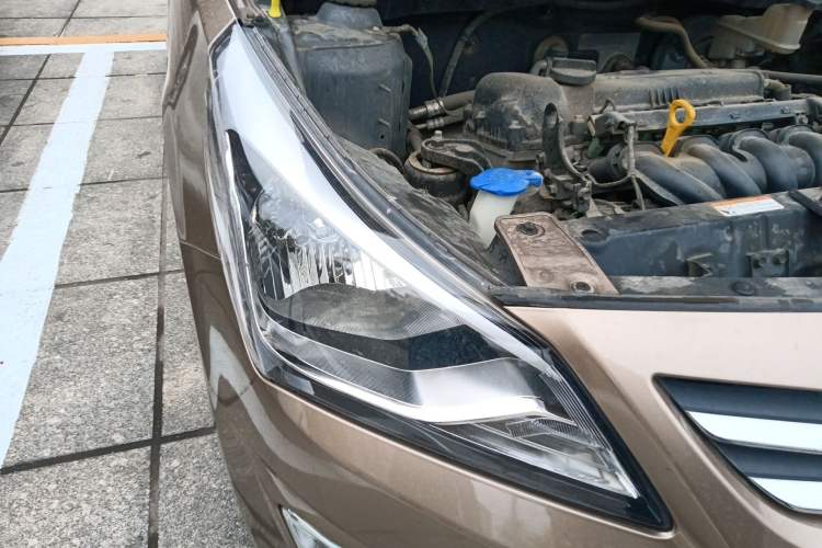 Used Hyundai Verna (older generation) 2016 1.4L Manual Smart GLS Trim Right Front Headlight