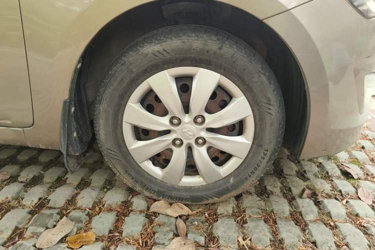 Used Hyundai Verna (older generation) 2016 1.4L Manual Smart GLS Trim Right Front Wheel Hub