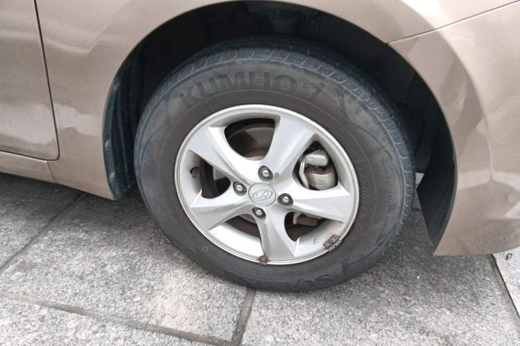 Used Hyundai Verna (older generation) 2016 1.4L Manual Smart GLS Trim Right Front Wheel Hub