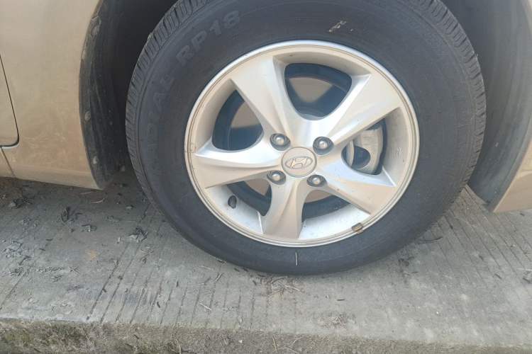 Used Hyundai Verna (older generation) 2016 1.4L Manual Smart GLS Trim Right Front Wheel Hub