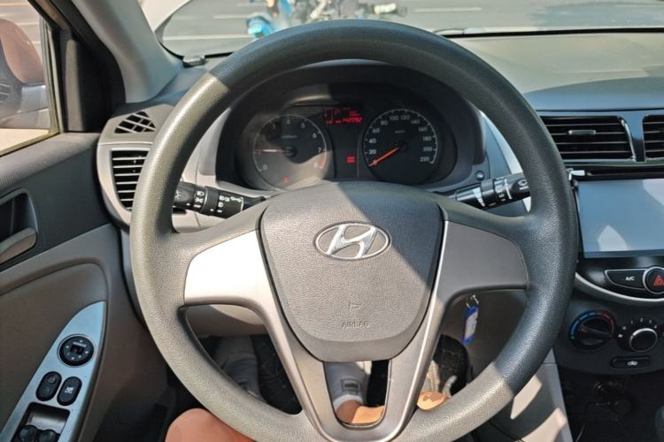 Used Hyundai Verna (older generation) 2016 1.4L Automatic Smart GLS Steering Wheel