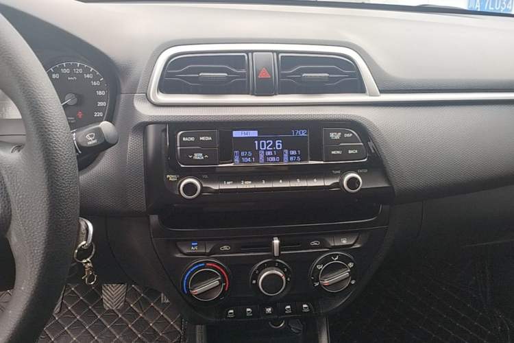 Used Hyundai Verna (older generation) 2017 1.4L Manual Colorful Skyroof Version China V Standard Audio And AC Panel