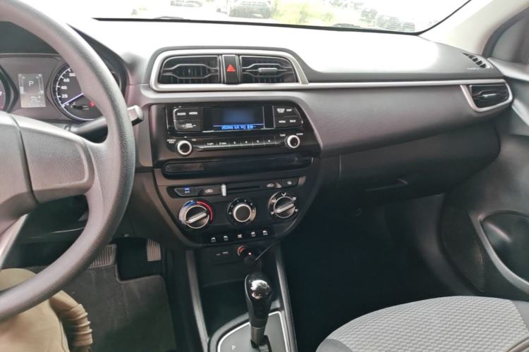 Used Hyundai Verna (older generation) 2017 1.4L Automatic YueXiang Edition China V-standard Center Console