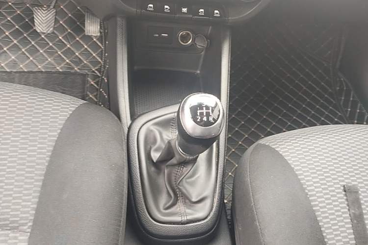 Used Hyundai Verna (older generation) 2017 1.4L Manual Colorful Skyroof Version China V Standard Gear Lever
