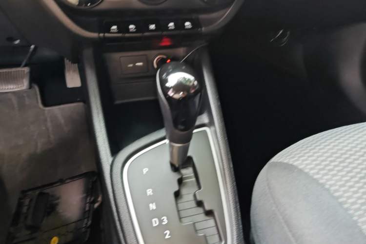 Used Hyundai Verna (older generation) 2017 1.4L Automatic YueXiang Edition China V-standard Gear Lever
