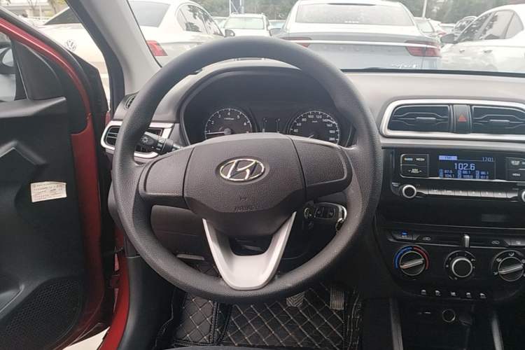 Used Hyundai Verna (older generation) 2017 1.4L Manual Colorful Skyroof Version China V Standard Steering Wheel