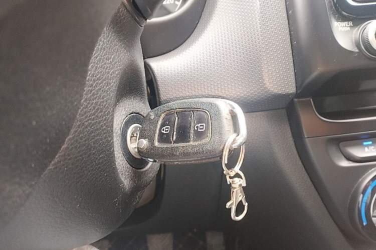Used Hyundai Verna (older generation) 2017 1.4L Manual Colorful Skyroof Version China V Standard Vehicle Key