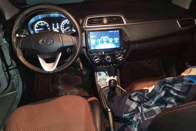 Used Hyundai Verna (older generation) 2017 1.4L Manual Refreshed Version China VI Standard Center Console
