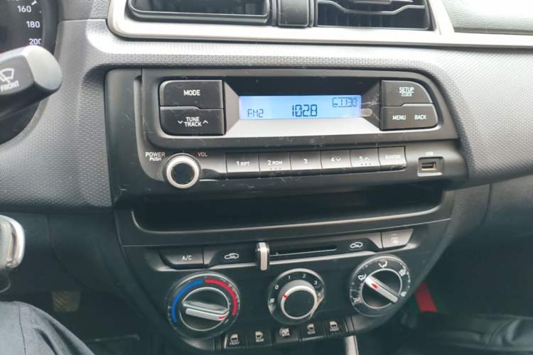 Used Hyundai Verna (older generation) 2017 1.4L Manual Refreshed Version China V Standard Audio And AC Panel
