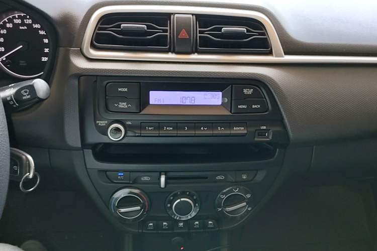 Used Hyundai Verna (older generation) 2017 1.4L Manual Refreshed Version China V Standard Audio And AC Panel