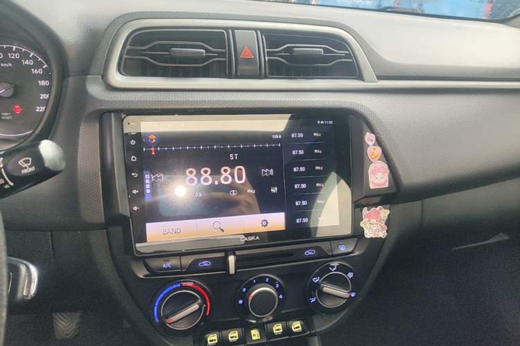 Used Hyundai Verna (older generation) 2017 1.4L Manual Colorful Skyroof Version China V Standard Audio And AC Panel