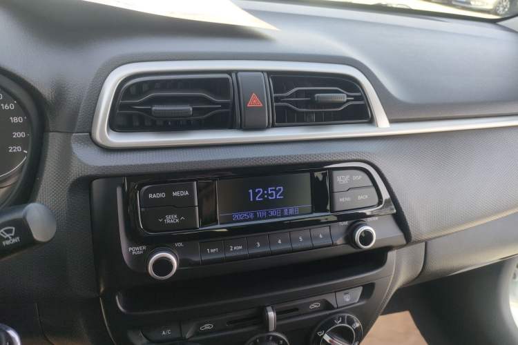 Used Hyundai Verna (older generation) 2017 1.4L Manual Colorful Skyroof Version China V Standard Audio And AC Panel