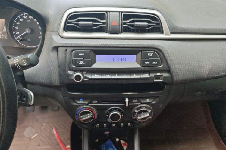 Used Hyundai Verna (older generation) 2017 1.4L Manual Refreshed Version China V Standard Audio And AC Panel