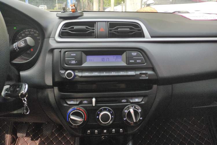 Used Hyundai Verna (older generation) 2017 1.4L Manual Refreshed Version China VI Standard Audio And AC Panel