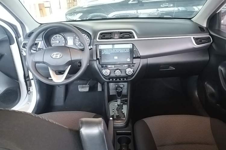 Used Hyundai Verna (older generation) 2017 1.4L Automatic YueXiang Edition China V-standard Center Console