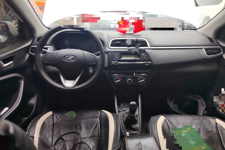 Used Hyundai Verna (older generation) 2017 1.4L Manual Refreshed Version China VI Standard Center Console