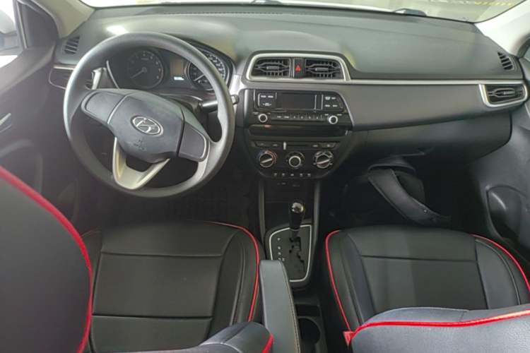 Used Hyundai Verna (older generation) 2017 1.4L Automatic YueXiang Edition China VI Standard Center Console