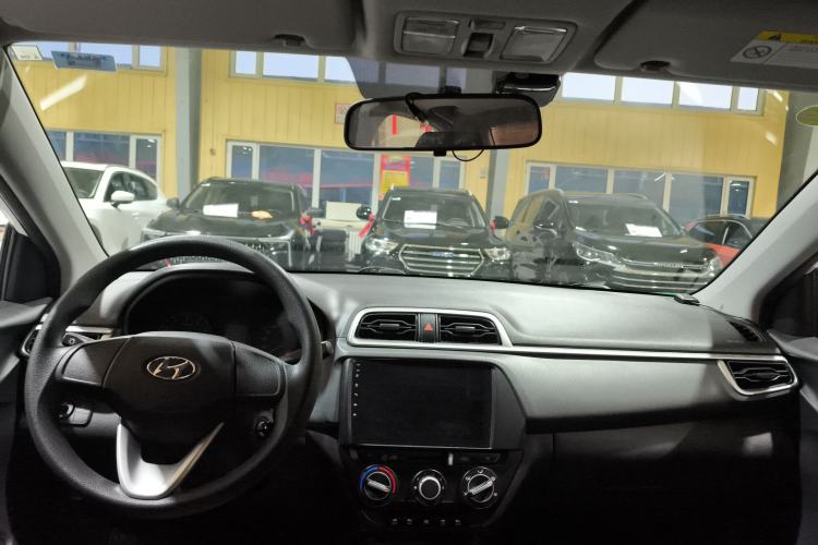 Used Hyundai Verna (older generation) 2017 1.4L Automatic YueXiang Edition China VI Standard Center Console
