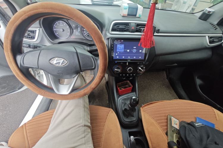 Used Hyundai Verna (older generation) 2017 1.4L Manual Refreshed Version China VI Standard Center Console