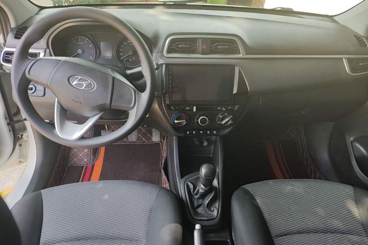 Used Hyundai Verna (older generation) 2017 1.4L Manual Refreshed Version China V Standard Center Console