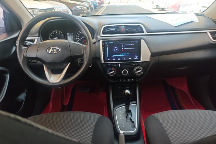 Used Hyundai Verna (older generation) 2017 1.4L Automatic YueXiang Edition China VI Standard Center Console