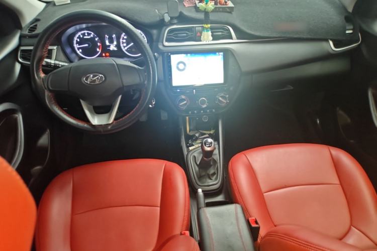 Used Hyundai Verna (older generation) 2017 1.4L Manual Colorful Skyroof Version China VI Standard Center Console