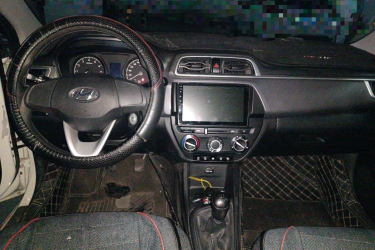 Used Hyundai Verna (older generation) 2017 1.4L Manual Refreshed Version China VI Standard Center Console