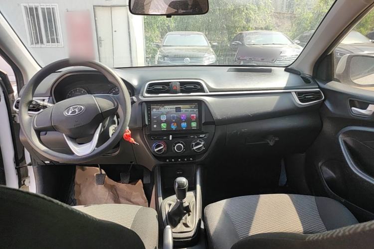 Used Hyundai Verna (older generation) 2017 1.4L Manual Refreshed Version China VI Standard Center Console