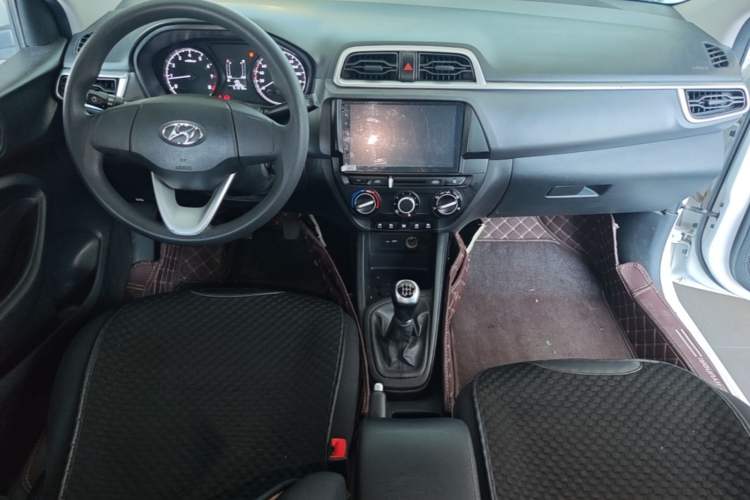 Used Hyundai Verna (older generation) 2017 1.4L Manual Huancai Edition China VI Center Console