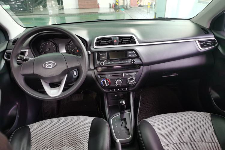 Used Hyundai Verna (older generation) 2017 1.4L Automatic YueXiang Edition China V-standard Center Console