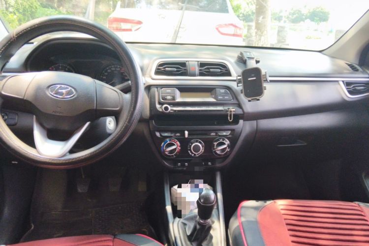 Used Hyundai Verna (older generation) 2017 1.4L Manual Refreshed Version China VI Standard Center Console