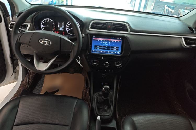 Used Hyundai Verna (older generation) 2017 1.4L Manual Refreshed Version China V Standard Center Console