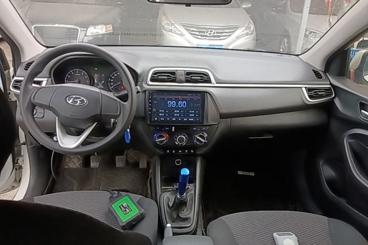 Used Hyundai Verna (older generation) 2017 1.4L Manual Refreshed Version China VI Standard Center Console