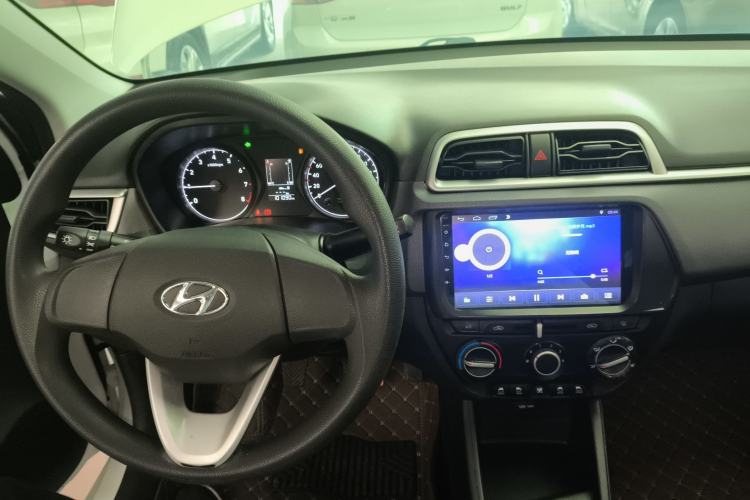 Used Hyundai Verna (older generation) 2017 1.4L Manual Refreshed Version China V Standard Center Console