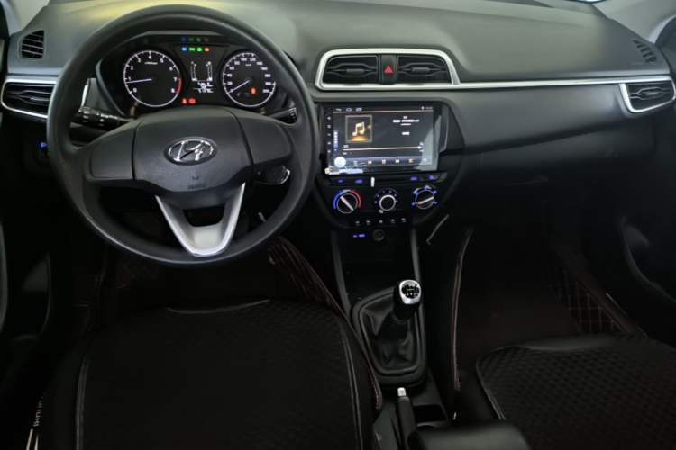 Used Hyundai Verna (older generation) 2017 1.4L Manual Huancai Edition China VI Center Console