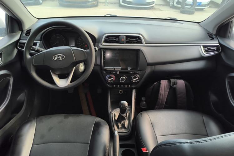 Used Hyundai Verna (older generation) 2017 1.4L Manual Refreshed Version China VI Standard Center Console