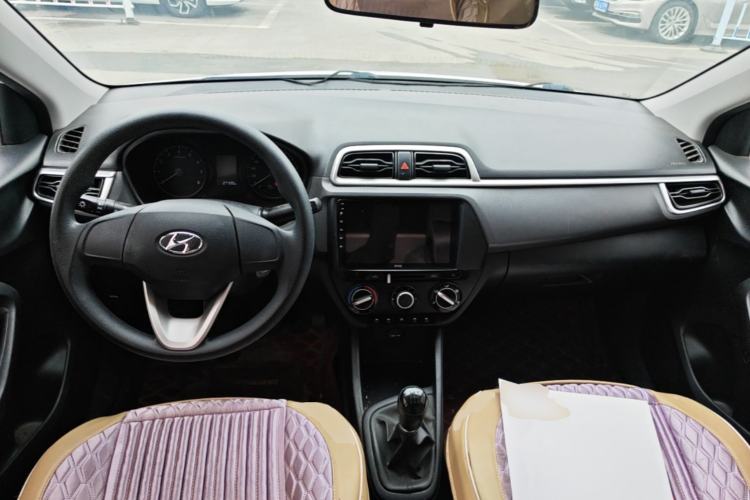Used Hyundai Verna (older generation) 2017 1.4L Manual Refreshed Version China VI Standard Center Console