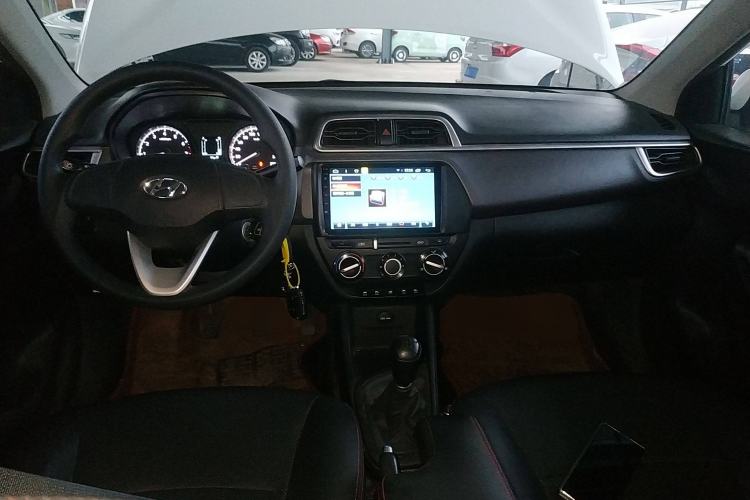 Used Hyundai Verna (older generation) 2017 1.4L Manual Refreshed Version China VI Standard Center Console